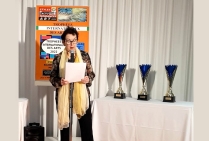La Présidente du Comité du Jury Annie d'Herpin annonce le Palmarès 2022. Cécile Duret, peintre, lauréate des Trophée International des Arts, avec Félicitations du Jury